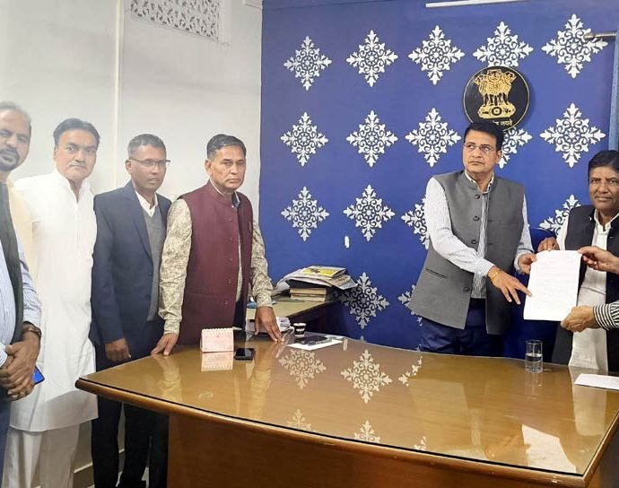 KOTPUTLI-BEHROR: रीट परीक्षा: व्यवस्थाओं के खिलाफ निजी केन्द्रों का विरोध KOTPUTLI-BEHROR: रीट परीक्षा: व्यवस्थाओं के खिलाफ निजी केन्द्रों का विरोध