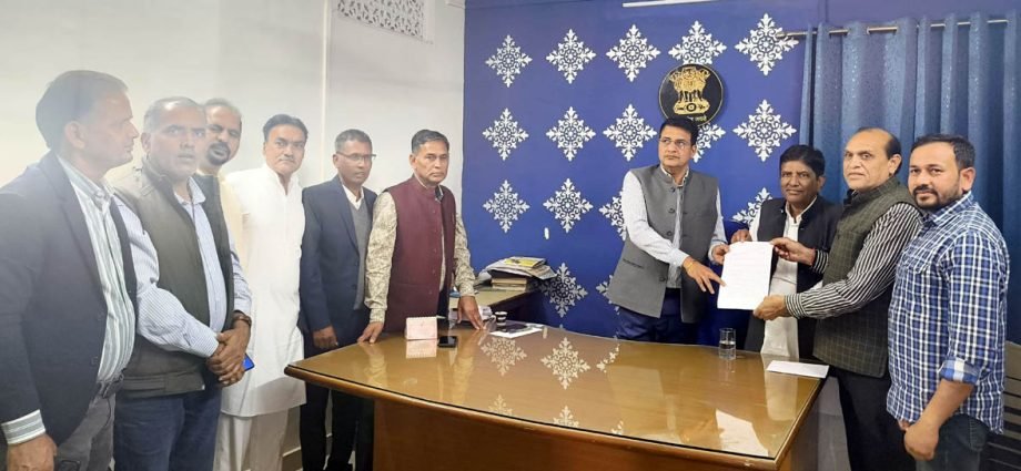 KOTPUTLI-BEHROR: रीट परीक्षा: व्यवस्थाओं के खिलाफ निजी केन्द्रों का विरोध KOTPUTLI-BEHROR: रीट परीक्षा: व्यवस्थाओं के खिलाफ निजी केन्द्रों का विरोध