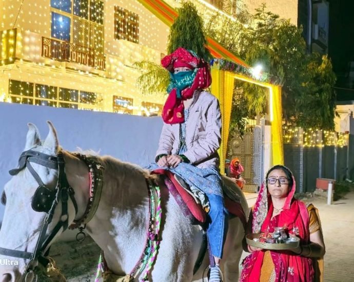 KOTPUTLI-BEHROR: बेटी को घोड़ी पर बिठाकर निकाली बिंदोरी KOTPUTLI-BEHROR: बेटी को घोड़ी पर बिठाकर निकाली बिंदोरी