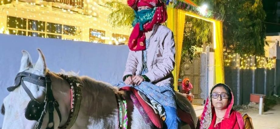 KOTPUTLI-BEHROR: बेटी को घोड़ी पर बिठाकर निकाली बिंदोरी KOTPUTLI-BEHROR: बेटी को घोड़ी पर बिठाकर निकाली बिंदोरी