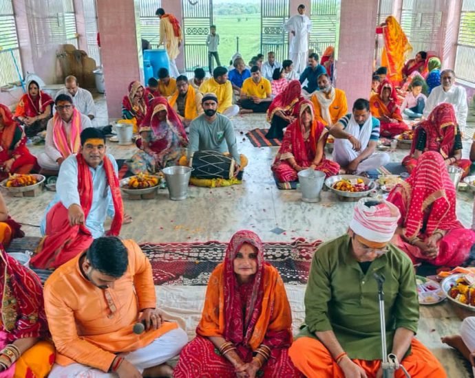 KOTPUTLI-BEHROR: चतुर्भुज मंदिर में ग्रामीणों ने किया रुद्राभिषेक KOTPUTLI-BEHROR: चतुर्भुज मंदिर में ग्रामीणों ने किया रुद्राभिषेक