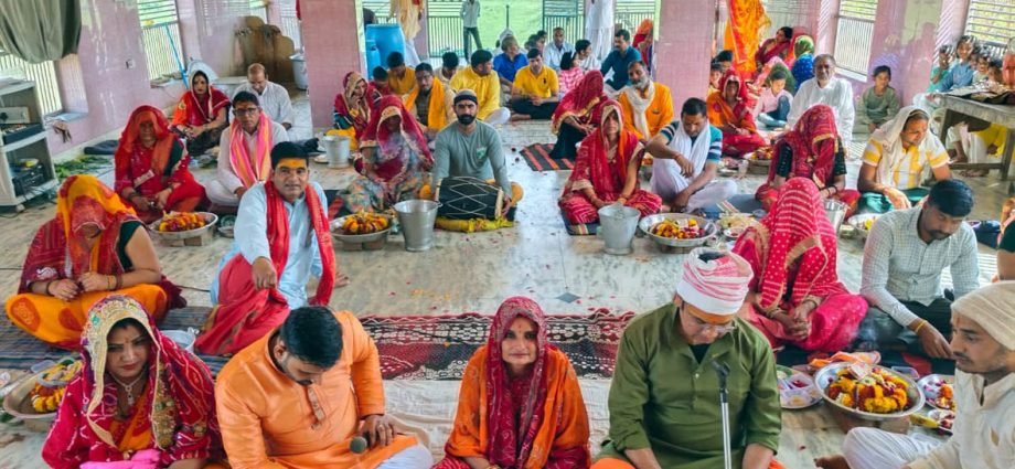 KOTPUTLI-BEHROR: चतुर्भुज मंदिर में ग्रामीणों ने किया रुद्राभिषेक KOTPUTLI-BEHROR: चतुर्भुज मंदिर में ग्रामीणों ने किया रुद्राभिषेक