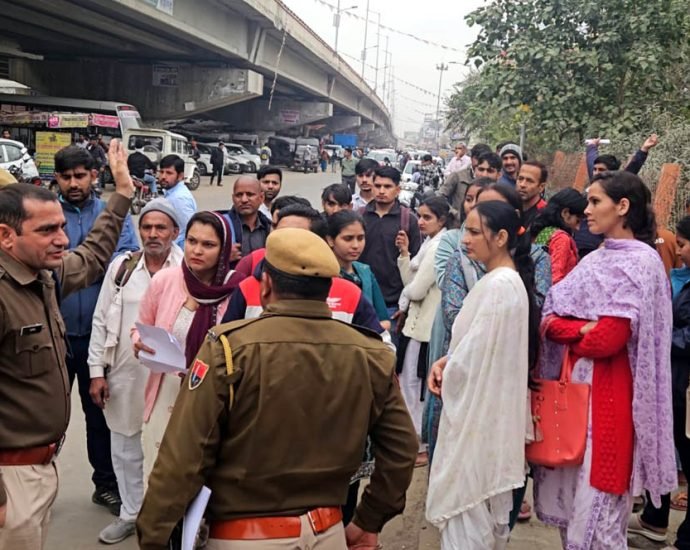 KOTPUTLI-BEHROR: रीट परीक्षा: लेट हुई तो निकले आंसू, फिर भी एंट्री नहीं KOTPUTLI-BEHROR: रीट परीक्षा: लेट हुई तो निकले आंसू, फिर भी एंट्री नहीं