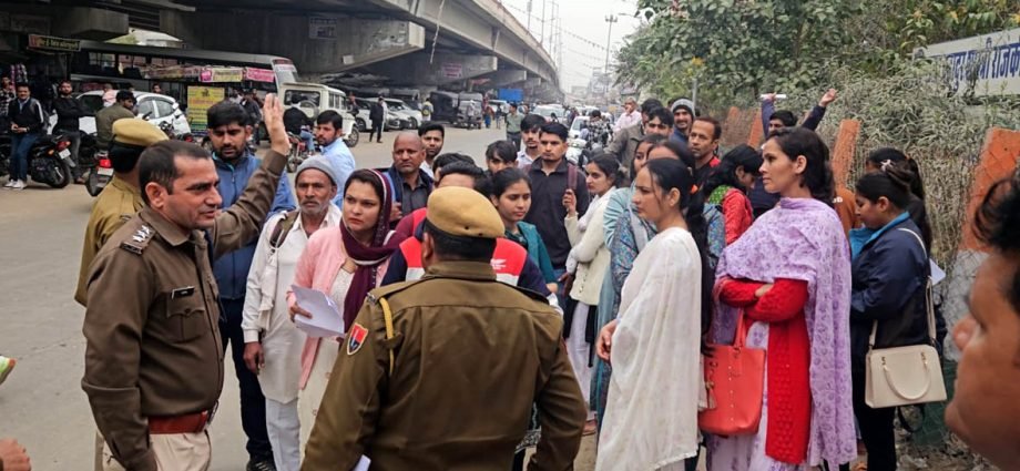 KOTPUTLI-BEHROR: रीट परीक्षा: लेट हुई तो निकले आंसू, फिर भी एंट्री नहीं KOTPUTLI-BEHROR: रीट परीक्षा: लेट हुई तो निकले आंसू, फिर भी एंट्री नहीं