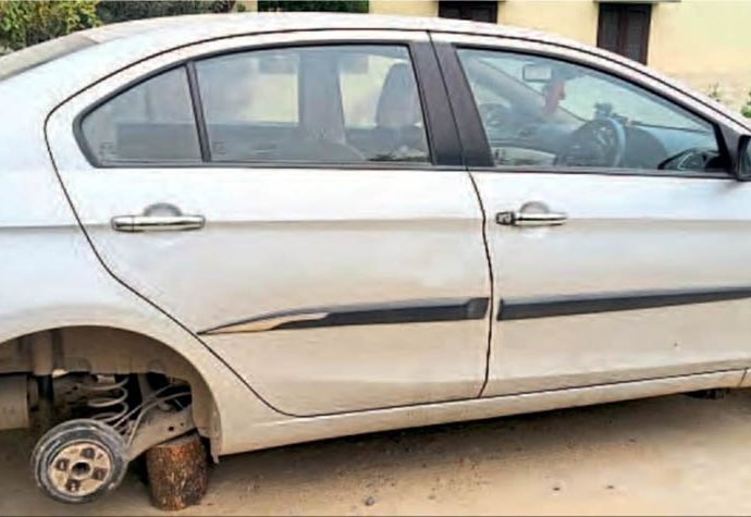 KOTPUTLI-BEHROR: कारस्तानी: कार को गुटकों पर टिका गए चोर KOTPUTLI-BEHROR: कारस्तानी: कार को गुटकों पर टिका गए चोर