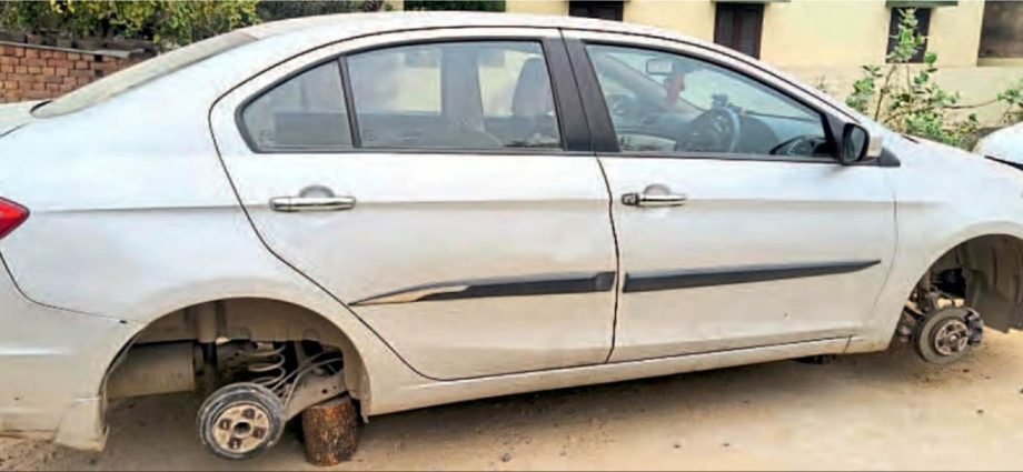 KOTPUTLI-BEHROR: कारस्तानी: कार को गुटकों पर टिका गए चोर KOTPUTLI-BEHROR: कारस्तानी: कार को गुटकों पर टिका गए चोर