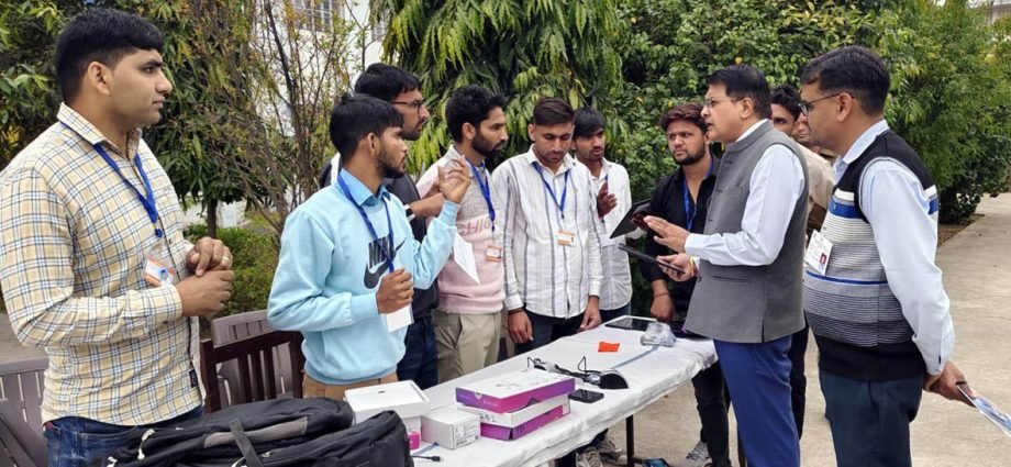 KOTPUTLI-BEHROR: डीएम-एडीएम ने लिया सुरक्षा और पारदर्शिता का जायजा KOTPUTLI-BEHROR: डीएम-एडीएम ने लिया सुरक्षा और पारदर्शिता का जायजा