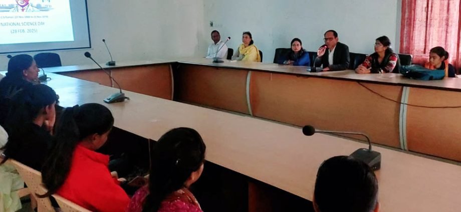 KOTPUTLI-BEHROR: संगोष्ठी में छात्राओं ने जाना ‘रमन प्रभाव’ का महत्व KOTPUTLI-BEHROR: संगोष्ठी में छात्राओं ने जाना ‘रमन प्रभाव’ का महत्व