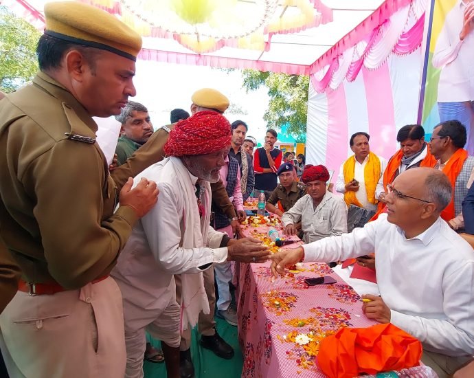 JAIPUR: ”जनप्रतिनिधि आपके द्वार” —ग्रामीणों की समस्याओं के समाधान एवं आधारभूत विकास में कोई कमी नहीं छोड़ी जाएगी- जलदाय मंत्री JAIPUR: ”जनप्रतिनिधि आपके द्वार” —ग्रामीणों की समस्याओं के समाधान एवं आधारभूत विकास में कोई कमी नहीं छोड़ी जाएगी- जलदाय मंत्री