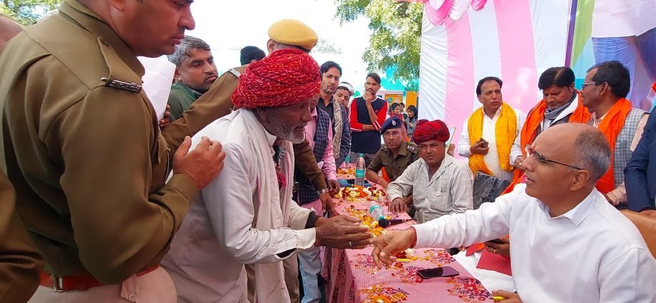 JAIPUR: ”जनप्रतिनिधि आपके द्वार” —ग्रामीणों की समस्याओं के समाधान एवं आधारभूत विकास में कोई कमी नहीं छोड़ी जाएगी- जलदाय मंत्री JAIPUR: ”जनप्रतिनिधि आपके द्वार” —ग्रामीणों की समस्याओं के समाधान एवं आधारभूत विकास में कोई कमी नहीं छोड़ी जाएगी- जलदाय मंत्री