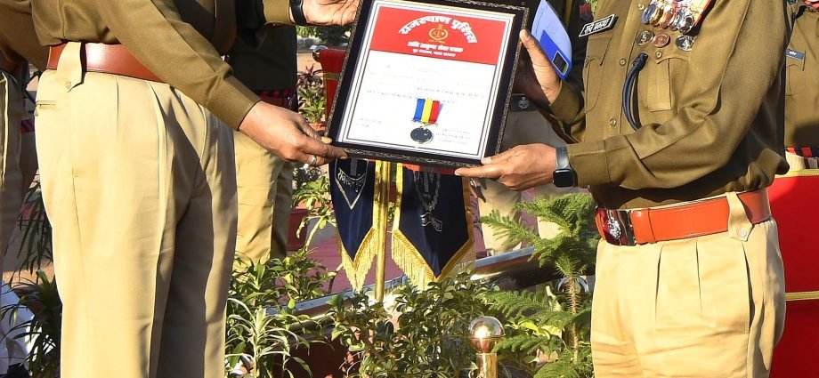 JAIPUR: उत्कृष्ट कार्य करने वाले पुलिस अधिकारियों को डीजीपी ने केंद्रीय गृह मंत्री पदक, अति उत्कृष्ट सेवा पदक , उत्कृष्ट सेवा पदक, एवं डीजीपी डिस्क से किया सम्मानित JAIPUR: उत्कृष्ट कार्य करने वाले पुलिस अधिकारियों को डीजीपी ने केंद्रीय गृह मंत्री पदक, अति उत्कृष्ट सेवा पदक , उत्कृष्ट सेवा पदक, एवं डीजीपी डिस्क से किया सम्मानित