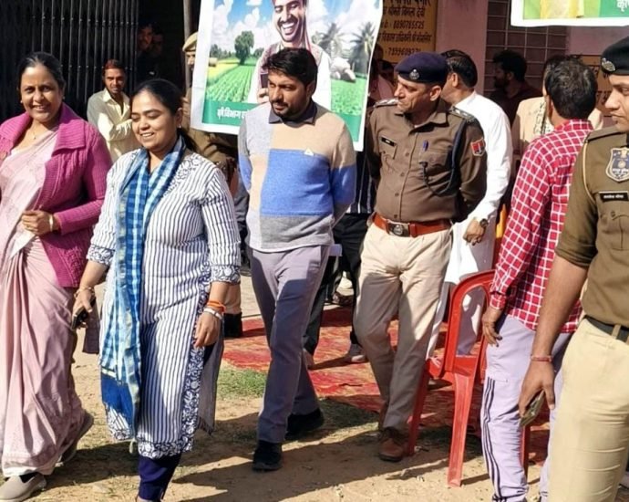 KOTPUTLI-BEHROR: किसानों तक पहुंचाएं योजनाओं का लाभ: डीसी KOTPUTLI-BEHROR: किसानों तक पहुंचाएं योजनाओं का लाभ: डीसी