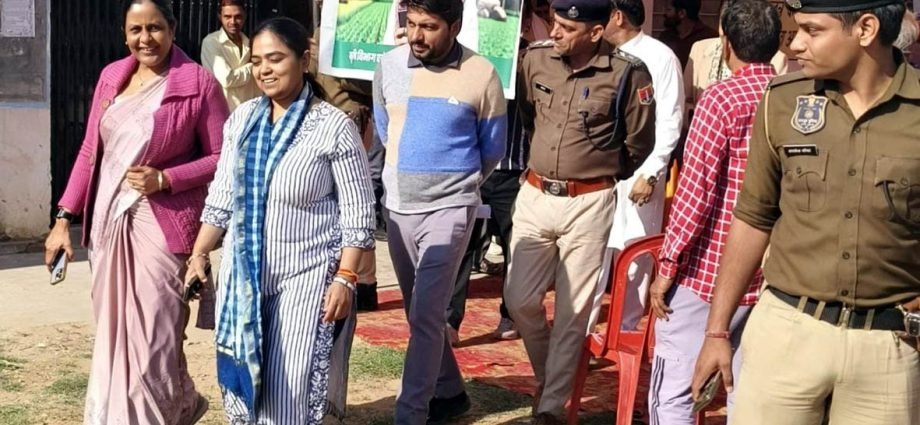 KOTPUTLI-BEHROR: किसानों तक पहुंचाएं योजनाओं का लाभ: डीसी KOTPUTLI-BEHROR: किसानों तक पहुंचाएं योजनाओं का लाभ: डीसी