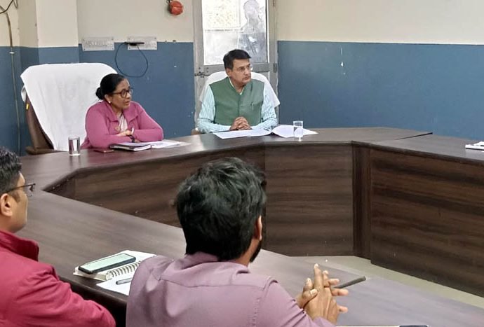 KOTPUTLI-BEHROR: पंच गौरव कार्यक्रम को लेकर कलेक्टर ने ली मीटिंग KOTPUTLI-BEHROR: पंच गौरव कार्यक्रम को लेकर कलेक्टर ने ली मीटिंग