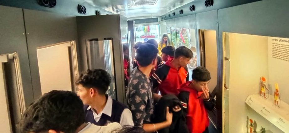 KOTPUTLI-BEHROR: म्यूजियम ऑन व्हील्स प्रदर्शनी का आयोजन KOTPUTLI-BEHROR: म्यूजियम ऑन व्हील्स प्रदर्शनी का आयोजन