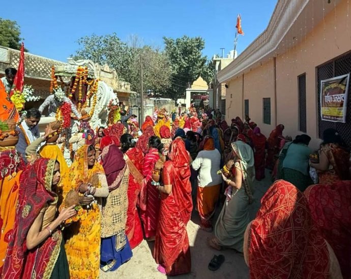 KOTPUTLI-BEHROR: निकली विशाल कलश यात्रा, हुई पुष्प वर्षा KOTPUTLI-BEHROR: निकली विशाल कलश यात्रा, हुई पुष्प वर्षा