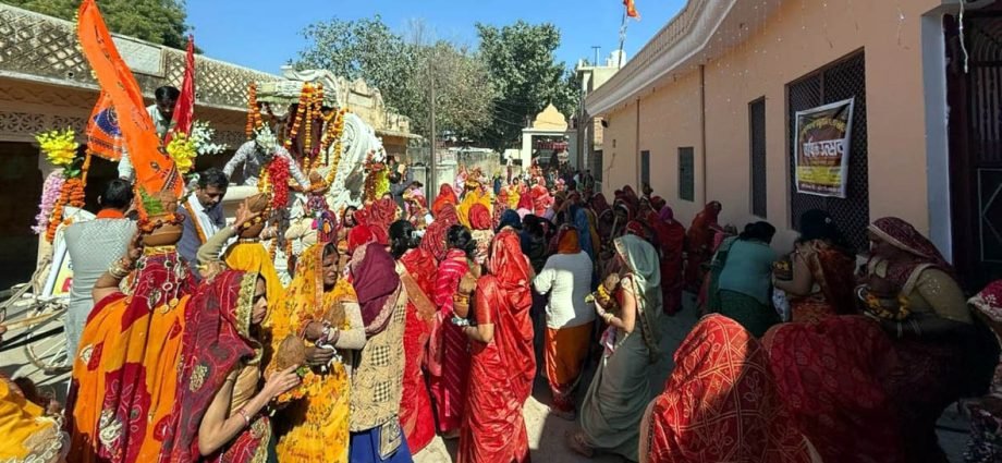 KOTPUTLI-BEHROR: निकली विशाल कलश यात्रा, हुई पुष्प वर्षा KOTPUTLI-BEHROR: निकली विशाल कलश यात्रा, हुई पुष्प वर्षा