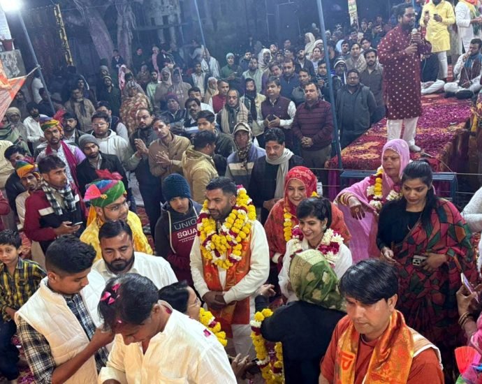 KOTPUTLI-BEHROR: श्याम बाबा के भजनों पर रात भर थिरकते श्रोता KOTPUTLI-BEHROR: श्याम बाबा के भजनों पर रात भर थिरकते श्रोता