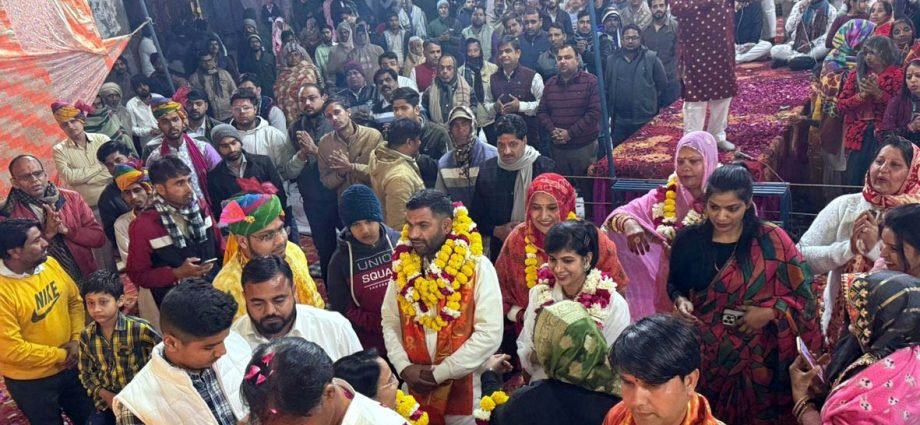 KOTPUTLI-BEHROR: श्याम बाबा के भजनों पर रात भर थिरकते श्रोता KOTPUTLI-BEHROR: श्याम बाबा के भजनों पर रात भर थिरकते श्रोता