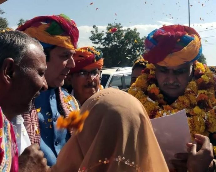 KOTPUTLI-BEHROR: धरना 794 दिनों से जारी, मंत्री व विधायक का अभिनंदन KOTPUTLI-BEHROR: धरना 794 दिनों से जारी, मंत्री व विधायक का अभिनंदन