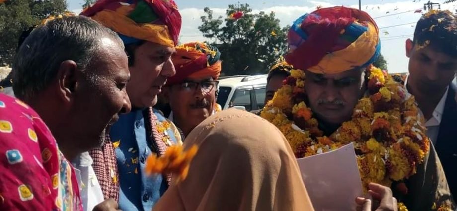 KOTPUTLI-BEHROR: धरना 794 दिनों से जारी, मंत्री व विधायक का अभिनंदन KOTPUTLI-BEHROR: धरना 794 दिनों से जारी, मंत्री व विधायक का अभिनंदन