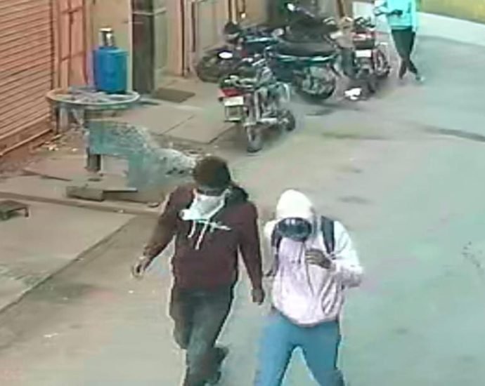 KOTPUTLI-BEHROR: स्टील रेलिंग की दुकान से एक लाख रुपए की चोरी KOTPUTLI-BEHROR: स्टील रेलिंग की दुकान से एक लाख रुपए की चोरी