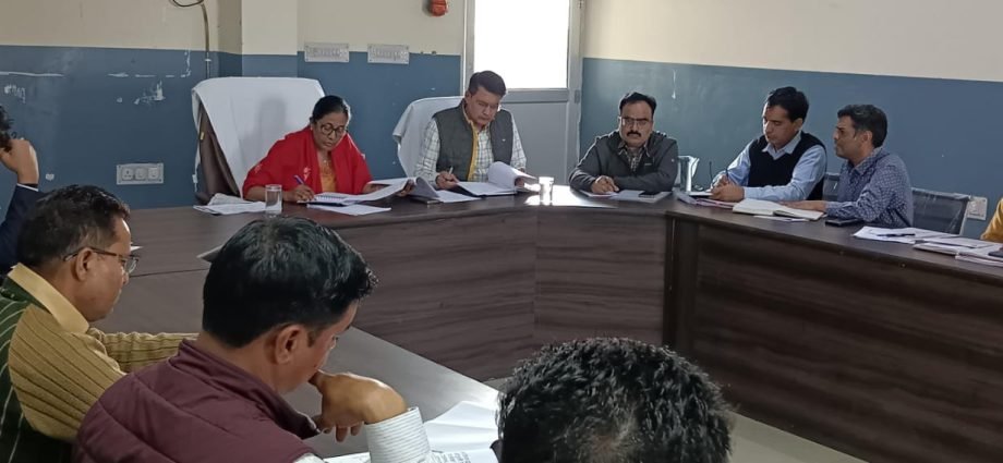 KOTPUTLI-BEHROR: जिला कलक्टर की अध्यक्षता में बजट घोषणाओं के क्रियान्वयन की समीक्षा बैठक आयोजित
