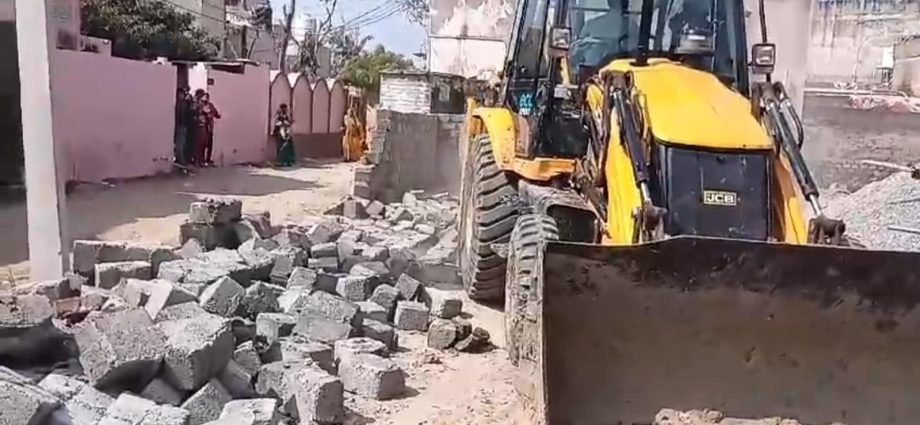 KOTPUTLI-BEHROR: जिला प्रशासन ने शिव मंदिर के पास की भूमि को करवाया अतिक्रमण मुक्त KOTPUTLI-BEHROR: जिला प्रशासन ने शिव मंदिर के पास की भूमि को करवाया अतिक्रमण मुक्त