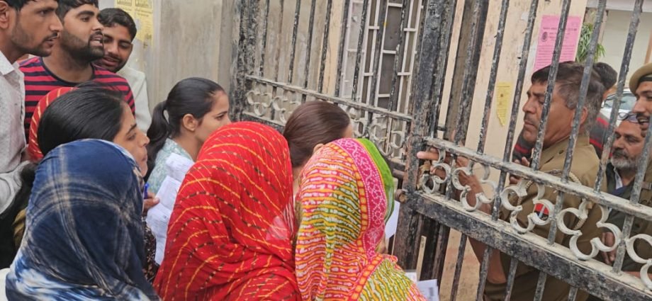 KOTPUTLI-BEHROR: कड़ी सुरक्षा के बीच 90.93 फीसदी ने दी परीक्षा KOTPUTLI-BEHROR: कड़ी सुरक्षा के बीच 90.93 फीसदी ने दी परीक्षा