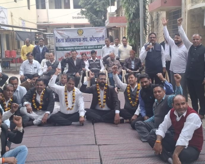 KOTPUTLI-BEHROR: 17वें दिन भी वकीलों का आंदोलन जारी KOTPUTLI-BEHROR: 17वें दिन भी वकीलों का आंदोलन जारी