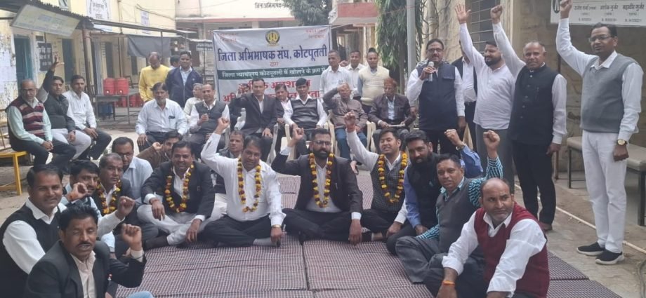 KOTPUTLI-BEHROR: 17वें दिन भी वकीलों का आंदोलन जारी KOTPUTLI-BEHROR: 17वें दिन भी वकीलों का आंदोलन जारी