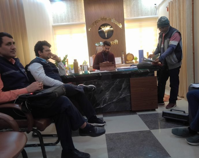 KOTPUTLI-BEHROR: अधिकारियों ने किया स्वास्थ्य केन्द्रों का निरीक्षण KOTPUTLI-BEHROR: अधिकारियों ने किया स्वास्थ्य केन्द्रों का निरीक्षण