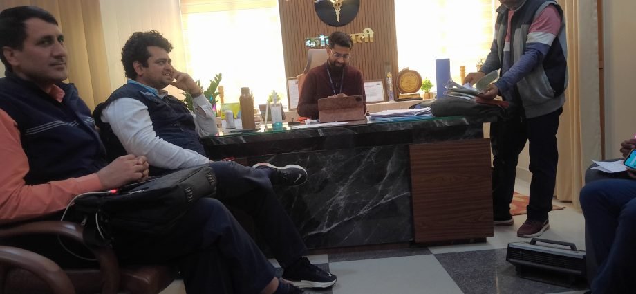 KOTPUTLI-BEHROR: अधिकारियों ने किया स्वास्थ्य केन्द्रों का निरीक्षण KOTPUTLI-BEHROR: अधिकारियों ने किया स्वास्थ्य केन्द्रों का निरीक्षण