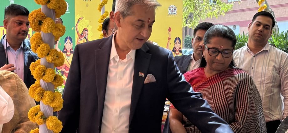 JAIPUR: ‘राजीविका रंगोत्सव 2025’ ग्रामीण महिला उद्यमशीलता का उत्सव ग्रामीण महिलाओं को आत्मनिर्भर बनाने में राजीविका का अहम योगदान— मुख्य सचिव JAIPUR: ‘राजीविका रंगोत्सव 2025’ ग्रामीण महिला उद्यमशीलता का उत्सव ग्रामीण महिलाओं को आत्मनिर्भर बनाने में राजीविका का अहम योगदान— मुख्य सचिव