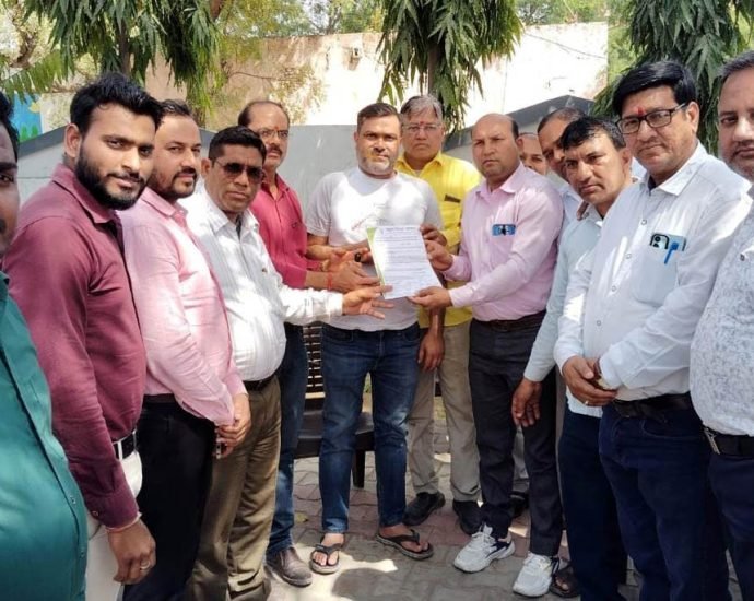 KOTPUTLI-BEHROR: स्कूल संचालकों ने विधायक आवास पर दी दस्तक KOTPUTLI-BEHROR: स्कूल संचालकों ने विधायक आवास पर दी दस्तक