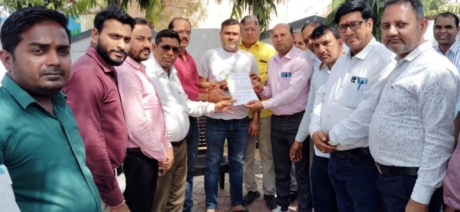 KOTPUTLI-BEHROR: स्कूल संचालकों ने विधायक आवास पर दी दस्तक KOTPUTLI-BEHROR: स्कूल संचालकों ने विधायक आवास पर दी दस्तक