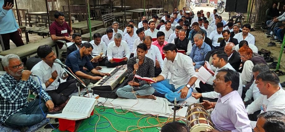 KOTPUTLI-BEHROR: सुंदरकांड में झूमे वकील, रामधुन पर किया नृत्य KOTPUTLI-BEHROR: सुंदरकांड में झूमे वकील, रामधुन पर किया नृत्य