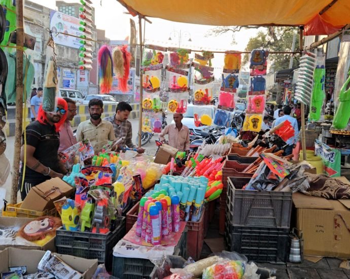 KOTPUTLI-BEHROR: होली के रंग में रंगने लगे बाजार, सज गई दुकानें KOTPUTLI-BEHROR: होली के रंग में रंगने लगे बाजार, सज गई दुकानें