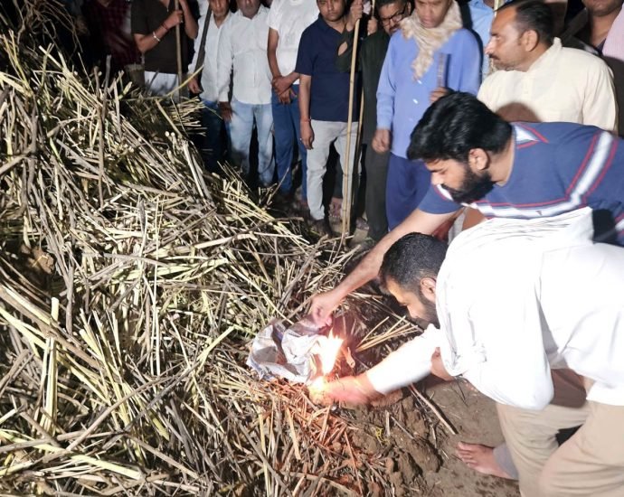 KOTPUTLI-BEHROR: उड़े होली के रंग, चंग की थाप पर हुआ ‘धमाल’ KOTPUTLI-BEHROR: उड़े होली के रंग, चंग की थाप पर हुआ ‘धमाल’