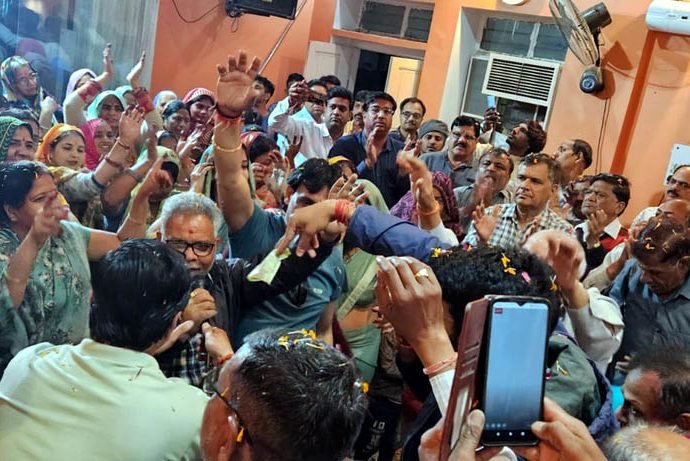 KOTPUTLI-BEHROR: श्रीराम भवन में भगवान के संग खेली फूलों की होली KOTPUTLI-BEHROR: श्रीराम भवन में भगवान के संग खेली फूलों की होली