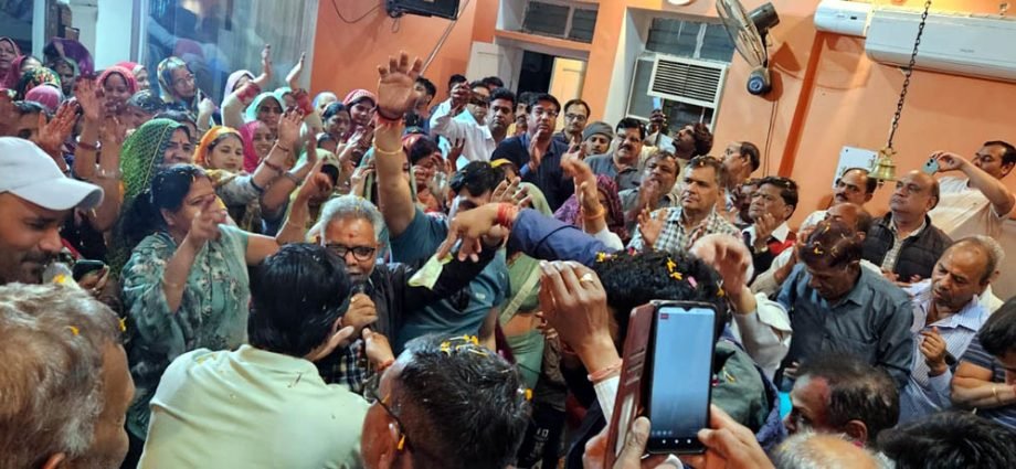 KOTPUTLI-BEHROR: श्रीराम भवन में भगवान के संग खेली फूलों की होली KOTPUTLI-BEHROR: श्रीराम भवन में भगवान के संग खेली फूलों की होली