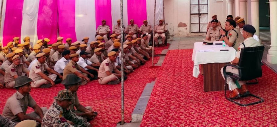 KOTPUTLI-BEHROR: पुलिस अधिकारियों-कर्मचारियों की सम्पर्क सभा KOTPUTLI-BEHROR: पुलिस अधिकारियों-कर्मचारियों की सम्पर्क सभा