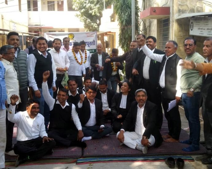 KOTPUTLi-BEHROR: अभिभाषक संघ का 18वें दिन भी अनशन जारी KOTPUTLi-BEHROR: अभिभाषक संघ का 18वें दिन भी अनशन जारी