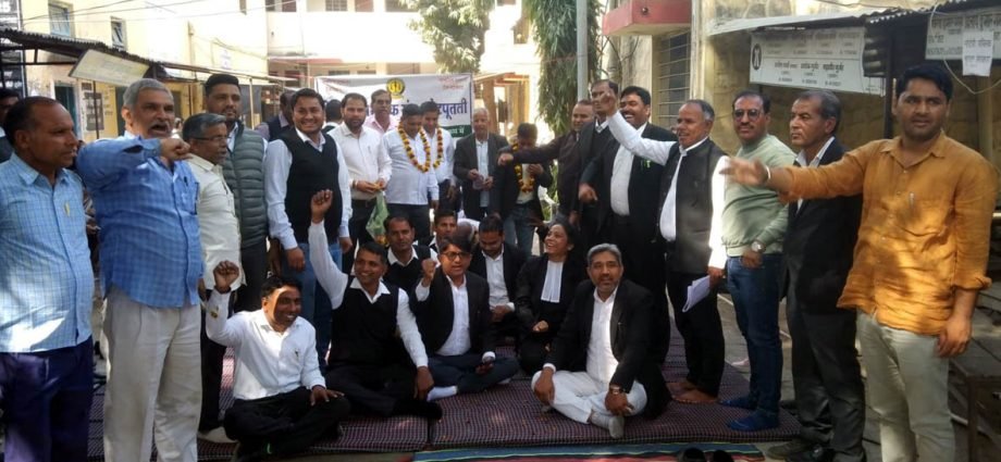 KOTPUTLi-BEHROR: अभिभाषक संघ का 18वें दिन भी अनशन जारी