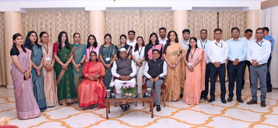 JAIPUR: राज्यपाल से राजस्थान प्रशासनिक और लेखा सेवा के प्रशिक्षु अधिकारियों ने की मुलाकात JAIPUR: राज्यपाल से राजस्थान प्रशासनिक और लेखा सेवा के प्रशिक्षु अधिकारियों ने की मुलाकात