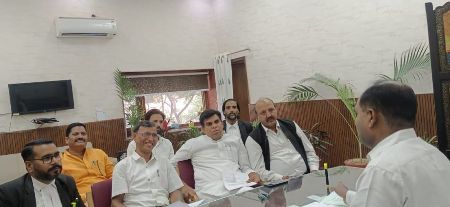 JAIPUR: मतदान केन्द्रों पर बूथ स्तरीय अभिकर्ता की जल्द हो नियुक्ति JAIPUR: मतदान केन्द्रों पर बूथ स्तरीय अभिकर्ता की जल्द हो नियुक्ति