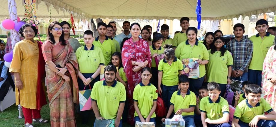 JAIPUR: विशेषयोग्य जन बच्चों के लिए गुरुवार को “देखो अपना शहर” जागरूकता यात्रा का हुआ आयोजन JAIPUR: विशेषयोग्य जन बच्चों के लिए गुरुवार को “देखो अपना शहर” जागरूकता यात्रा का हुआ आयोजन