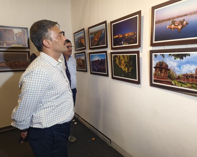 JAIPUR: राजस्थान दिवस समारोह के अवसर पर तीन दिवसीय फोटो प्रदर्शनी का शुभारंभ सौ से अधिक छाया चित्रों का हुआ प्रदर्शन JAIPUR: राजस्थान दिवस समारोह के अवसर पर तीन दिवसीय फोटो प्रदर्शनी का शुभारंभ सौ से अधिक छाया चित्रों का हुआ प्रदर्शन