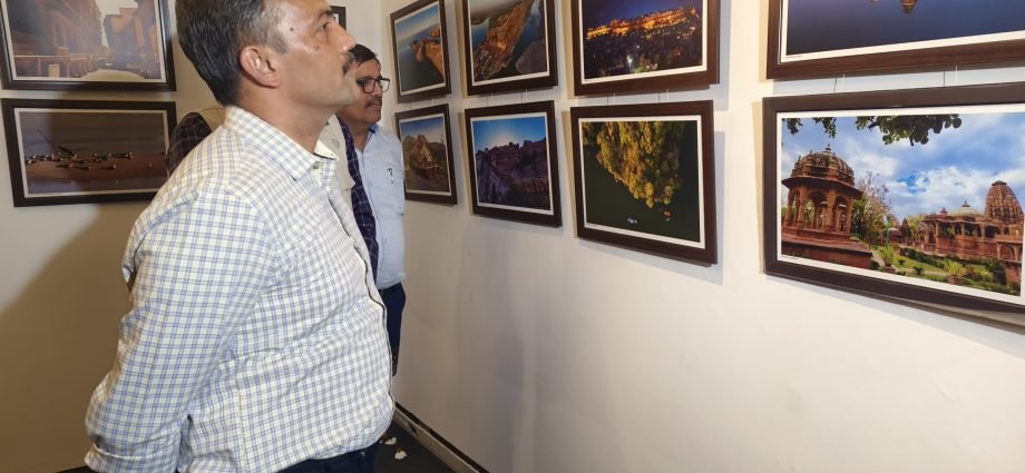 JAIPUR: राजस्थान दिवस समारोह के अवसर पर तीन दिवसीय फोटो प्रदर्शनी का शुभारंभ सौ से अधिक छाया चित्रों का हुआ प्रदर्शन JAIPUR: राजस्थान दिवस समारोह के अवसर पर तीन दिवसीय फोटो प्रदर्शनी का शुभारंभ सौ से अधिक छाया चित्रों का हुआ प्रदर्शन