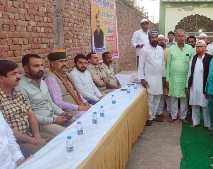 KOTPUTLI-BEHROR: रोजा इफ्तार में दिया हिंदू-मुस्लिम एकता का संदेश KOTPUTLI-BEHROR: रोजा इफ्तार में दिया हिंदू-मुस्लिम एकता का संदेश